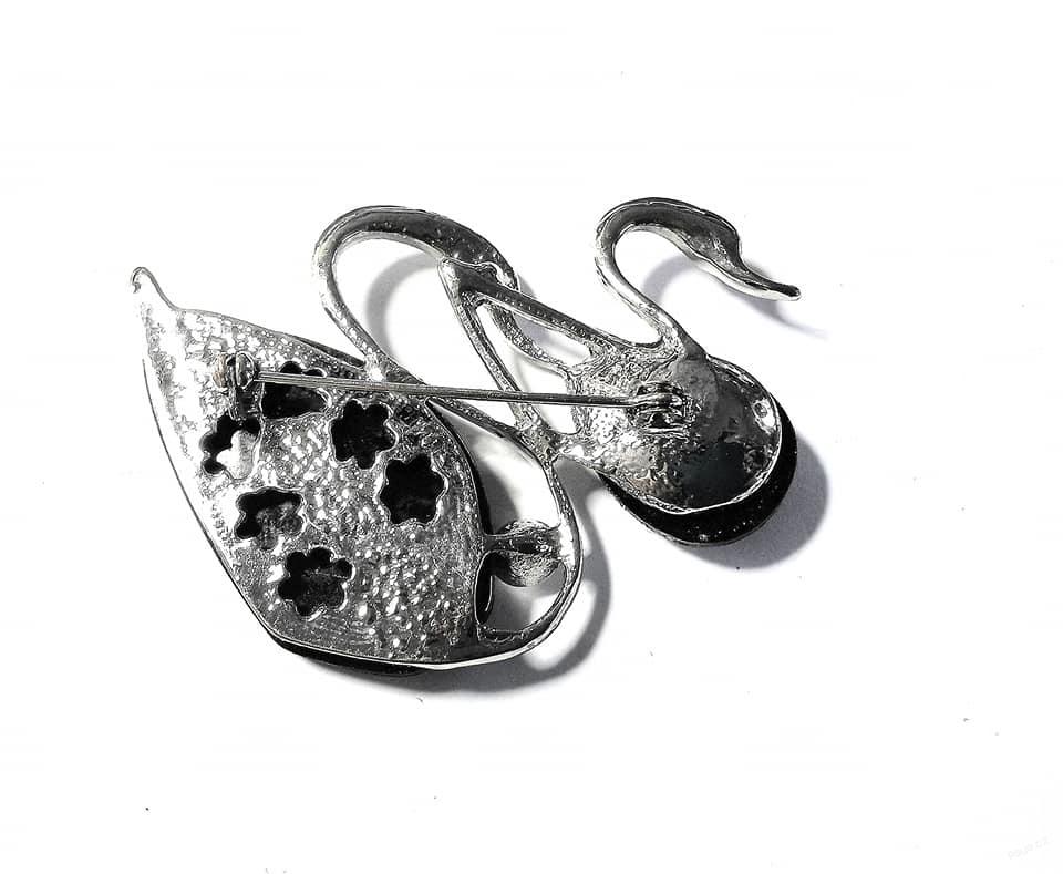 Brož dvě labutě s kombinovanou perletí Paua