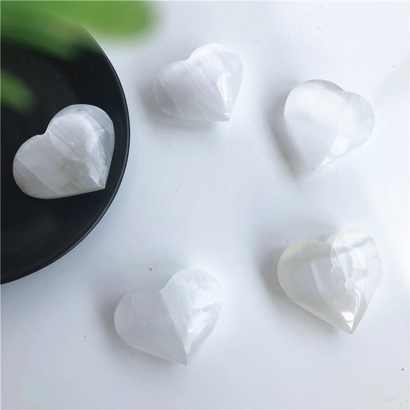 Selenit bílý srdce hmatka 