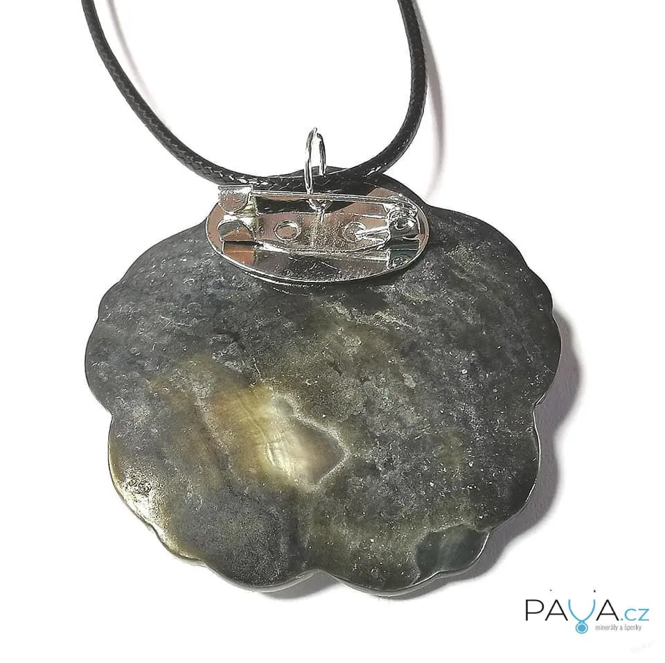 Perleť ručně vyřezávaná na krk