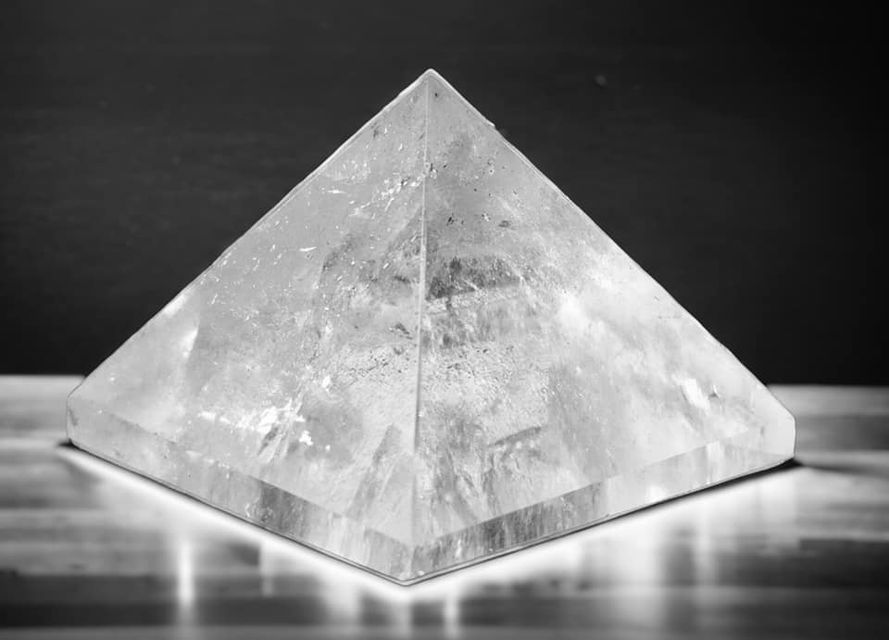 Křišťál pyramida  vel. 4,8 x 3,8 cm ,váha 0,084g