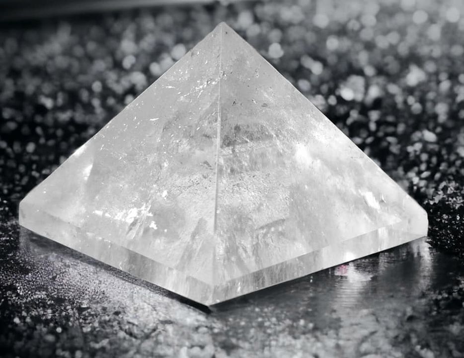 Křišťál pyramida  vel. 4,8 x 3,8 cm ,váha 0,084g