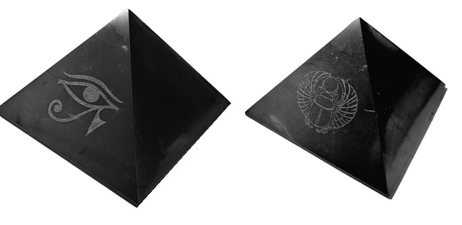 Šungit pyramida 10 cm Horovo oko a Scarabeus