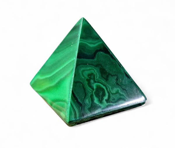 Malachit pyramida 3,2 x 3,1cm ,váha 33,87g