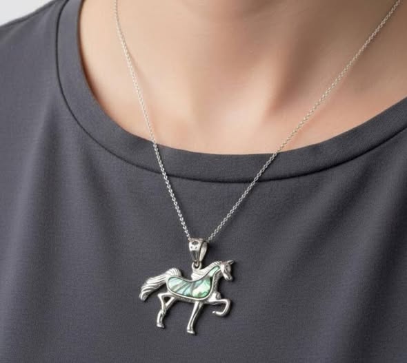 Kůň malý přívěsek s perletí Paua