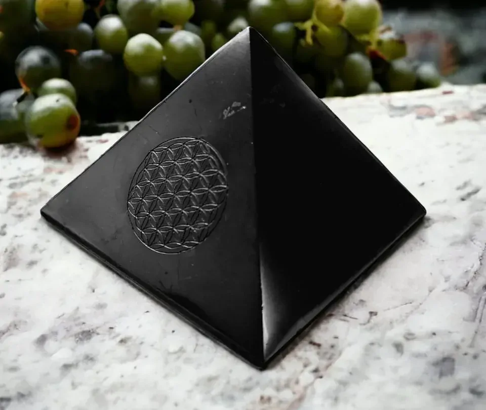 Šungit pyramida 8cm květ života leštěná