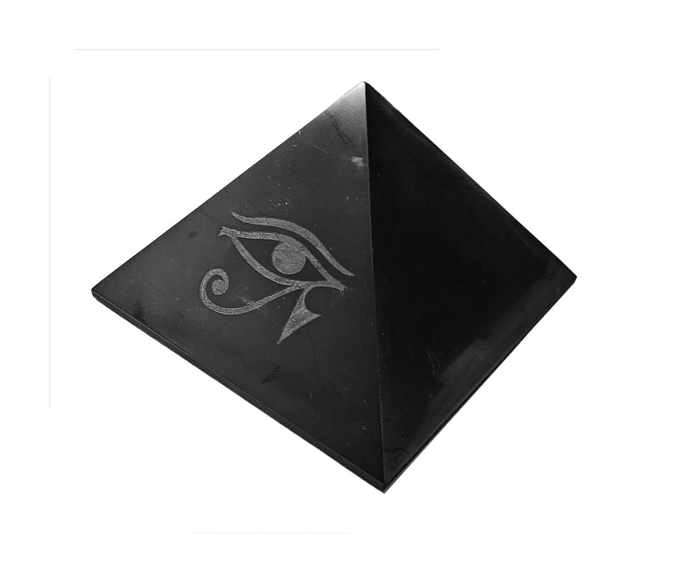 Šungit pyramida 10 cm Horovo oko a Scarabeus