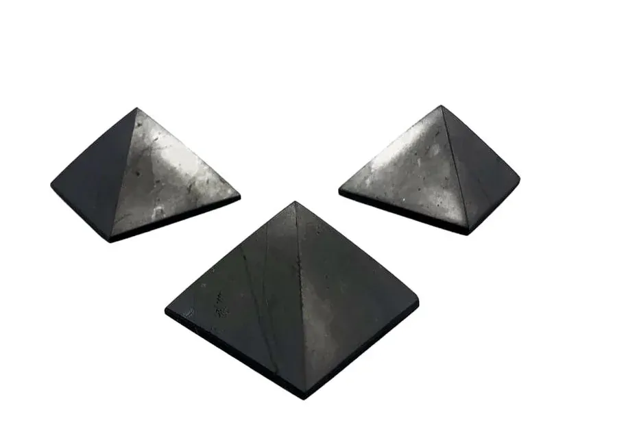 Šungit pyramida 4cm leštěná