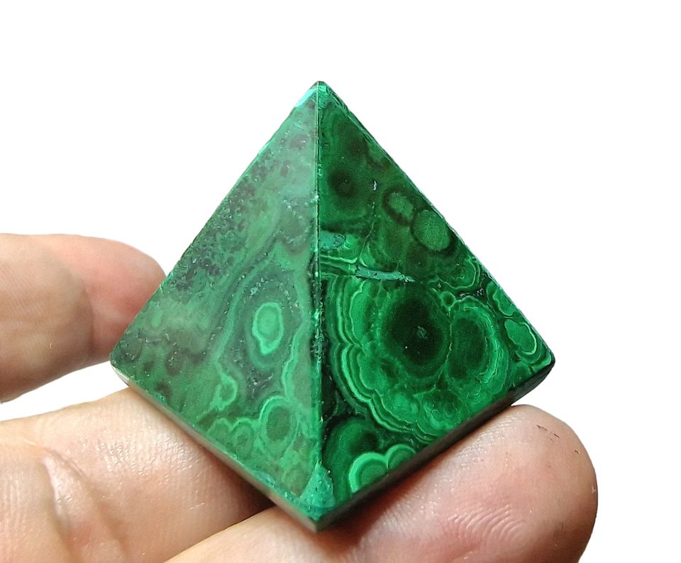 Malachit pyramida 3x3,3cm ,váha 30g