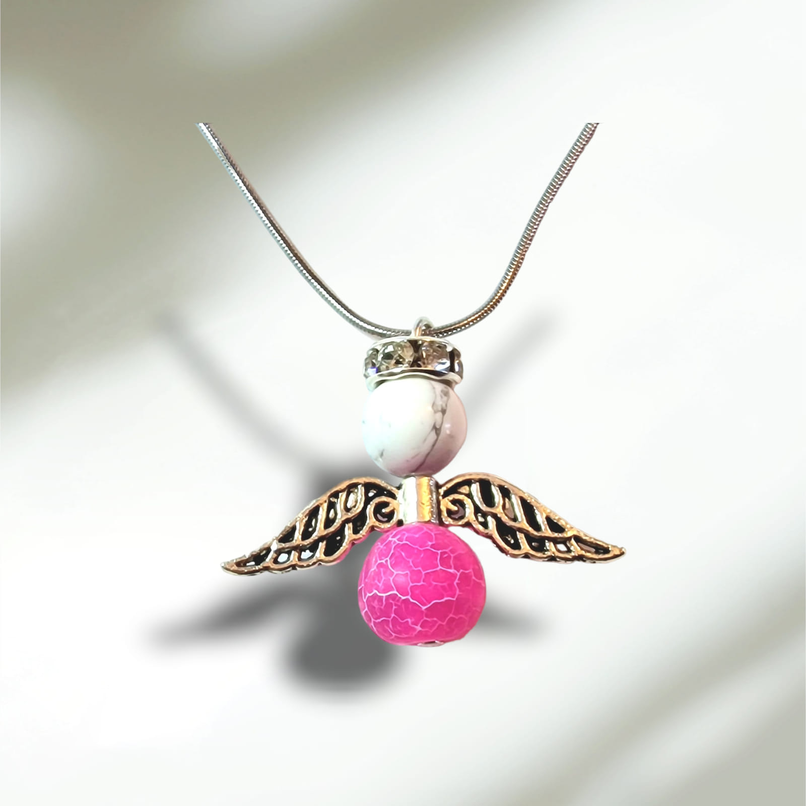 Anděl - přívěsek achát barvený + magnezit + řetízek 