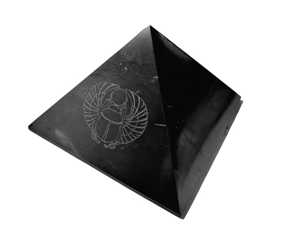 Šungit pyramida 10 cm Horovo oko a Scarabeus