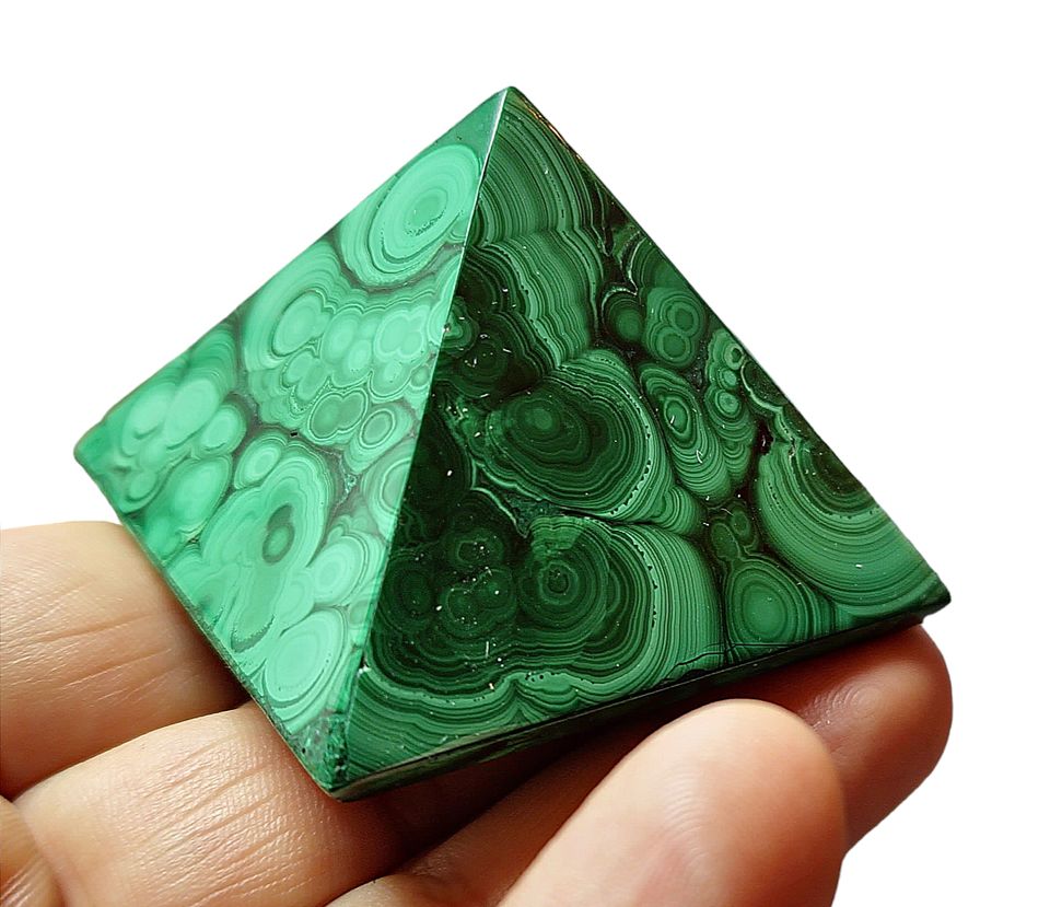 Malachit pyramida 5x4,8cm , váha 82,91g