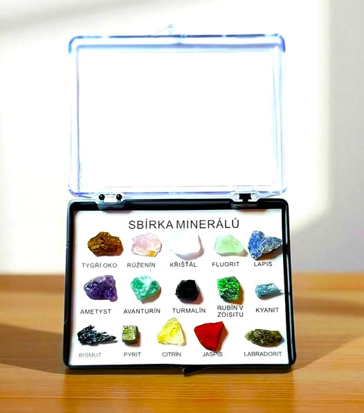 Sbírka surových minerálů v krabičce