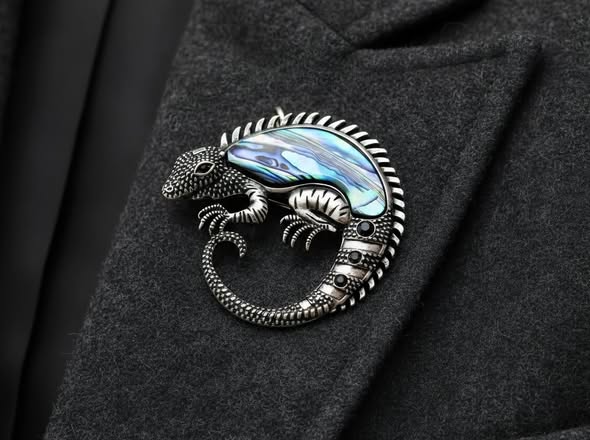 Leguan brož i přívěsek s perletí Paua 