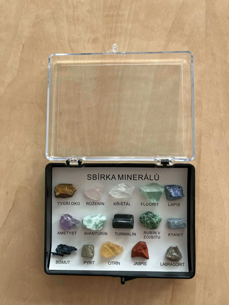 Sbírka surových minerálů v krabičce