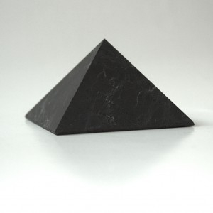 Šungit pyramida 5cm neleštěná