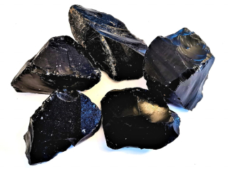 Obsidian černý surový vel.6-8cm