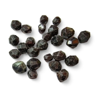 GRANÁT surový malý - almandin vel.cca 1cm