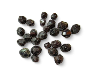 GRANÁT surový mini - almandin vel.cca 0,5-0,6cm