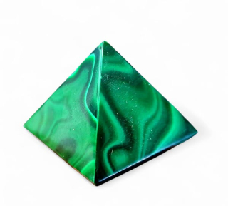 Malachit pyramida 4 x 3,8cm ,váha 50,53g