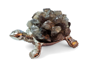 Záhněda želva na kovovém podstavci