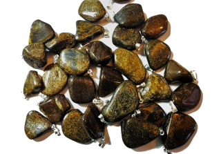 Bronzit přívěsek