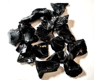 Obsidian černý surový vel. 4 - 5 cm