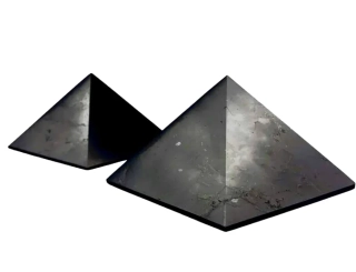 Šungit pyramida 7cm leštěná