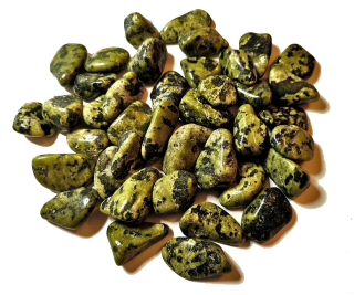 Serpentin tromlovaný světlý (hadovec -chytha)