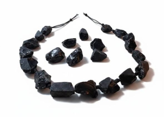Obsidian surový vrtaný 