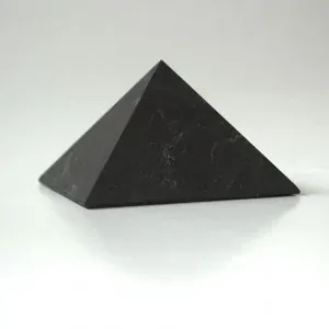 Šungit pyramida 7cm neleštěná