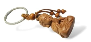 Dřevěný přívěsek Buddha modlící - klíčenka 
