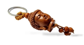 Dřevěný přívěsek hlava Buddha - klíčenka 