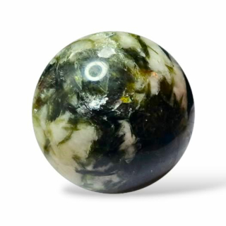 Slída zelená v křemenu koule vel.5,5cm